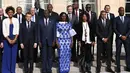 Didier Drogba (kanan) foto bersama dengan Presiden Liberia George Weah (depan ketiga kiri) dan Presiden Prancis Emmanuel Macron (depan kedua kiri) sebelum makan siang di Istana Elysee di Paris, (21/2). (AFP Photo/Ludovic Marin)