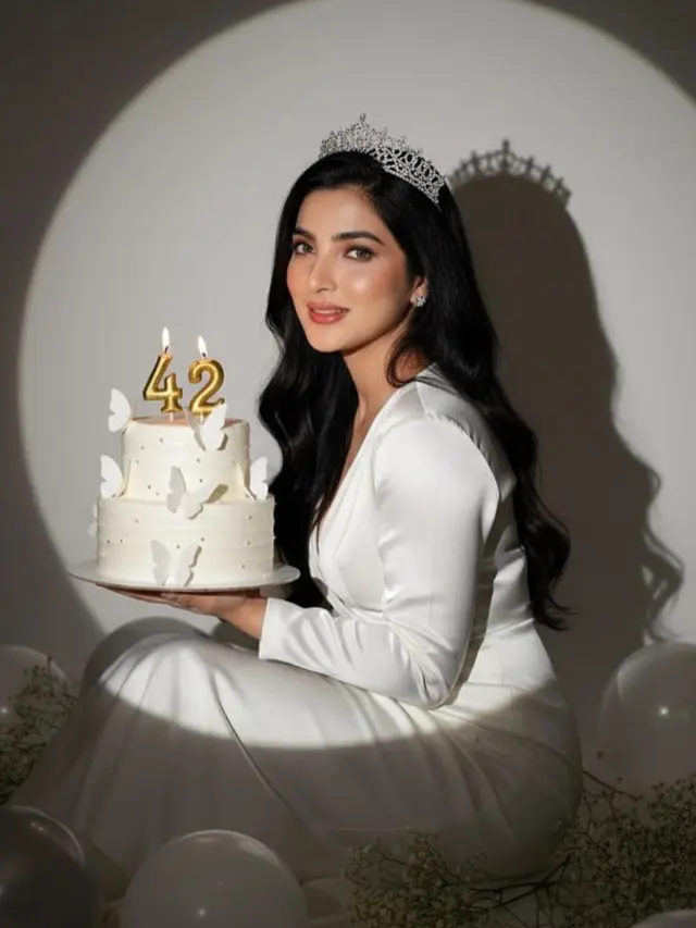 Ashanty saat rayakan ulang tahun ke-42 dengan kue ulang tahun kupu-kupu. [@ashanty_ash]