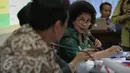 Menkes Nila F Moeloek menggelar konferensi pers bersama sejumlah menteri, perwakilan TNI dan BNPB terkait penanganan kabut asap di sejumlah wilayah Indonesia di Kantor Kemenkopolhukam,  Jakarta, Senin (12/10). (Liputan6.com/Faizal Fanani)