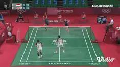 Ganda putri bulu tangkis Indonesia Greysia Polii/Apriyani Rahayu berhasil melaju ke babak perempat final usai tumbangkan ganda putri Inggris Chloe Birch/Lauren Smith pada hari Senin (26/7) dengan skor 21-11 dan 21-13