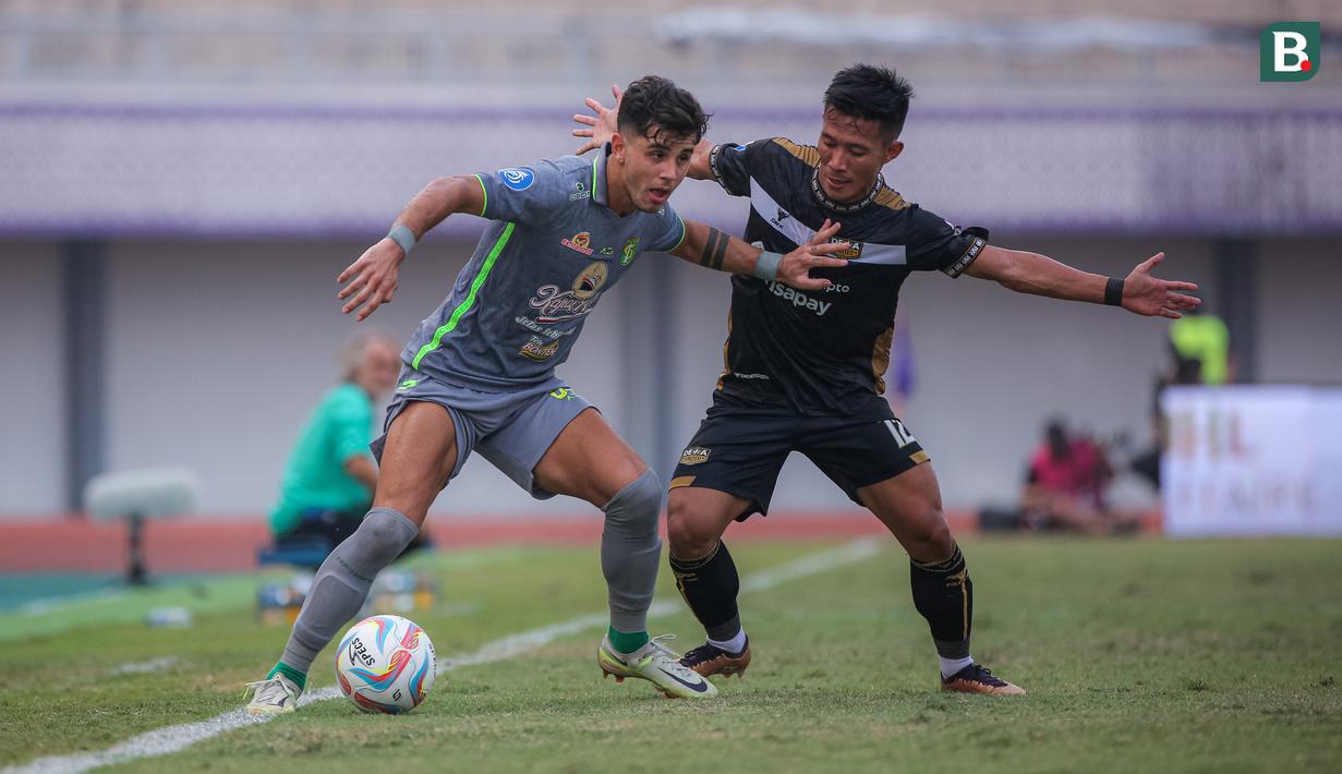 <p>Pemain Persebaya Surabaya, Bruno Moreira (kiri) berebut bola dengan pemain Dewa United, Henhen Herdiana pada laga lanjutan BRI Liga 1 2023/2024 antara Dewa United melawan Persebaya Surabaya di Indomilk Arena, Tangerang, Sabtu (30/09/2023). (Bola.com/Bagaskara Lazuardi)</p>