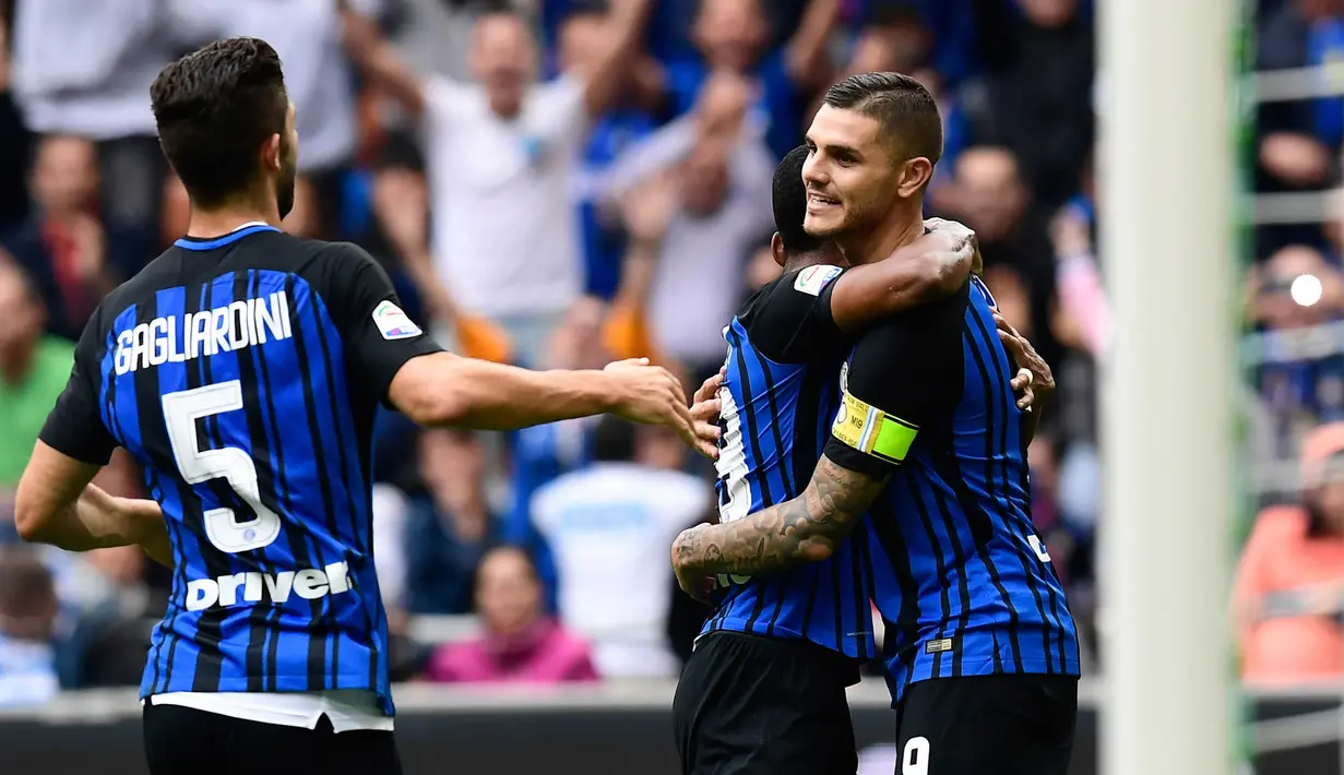Para pemain Inter Milan merayakan gol yang dicetak Mauro Icardi ke gawang SPAL pada laga Serie A di Stadion Giuseppe Meazza, Minggu (10/9/2017). Inter Milan menang 2-0 atas SPAL. (AFP/Miguel Medina)