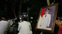 Pemakaman Plt Bupati Sidoarjo Nur Ahmad Syaifuddin (Cak Nur) pada Sabtu, (22/8/2020). (Foto: Liputan6.com/Dian Kurniawan)