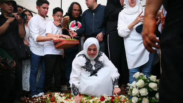 [Bintang] Istri Alm. Sys NS