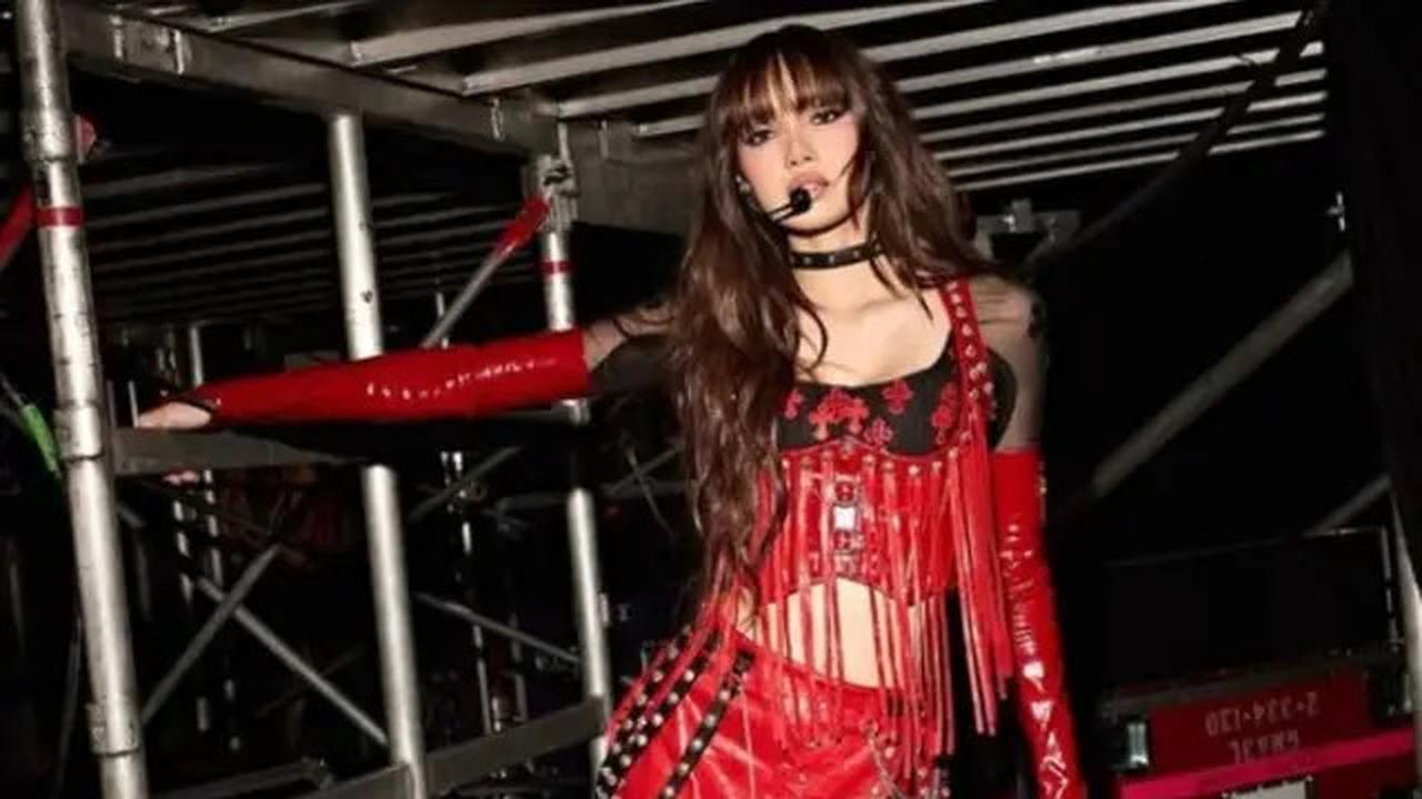 Rina Nose Cosplay Jadi Lisa BLACKPINK, Disebut Mirip Parah