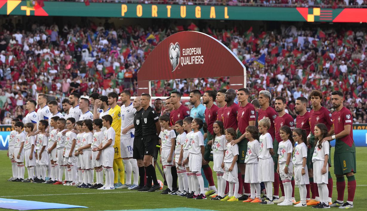 Para pemain starter Timnas Portugal dan Bosnia Herzegovina berbaris sebelum dimulainya laga Grup J Kualifikasi Euro 2024 di Luz Stadium, Lisbon, Portugal, Minggu (18/6/2023) dini hari WIB. (AP Photo/Armando Franca)