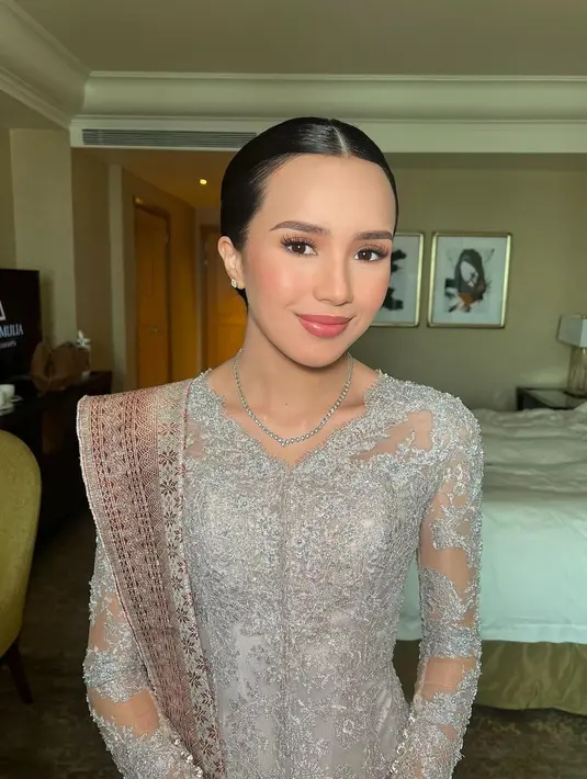 Beby Tsabina tak kalah anggun dengan rambut yang ditata sleek updo dan makeup pinkish yang natural [@bebytsabina]