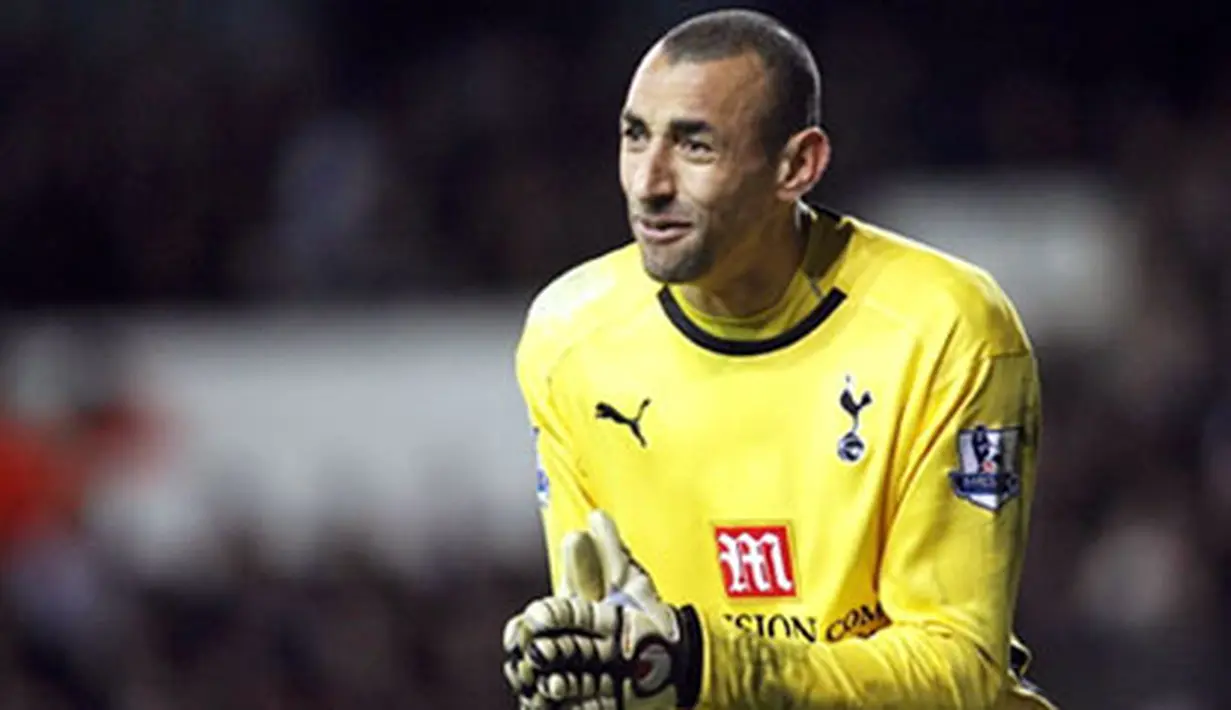 Tottenham Hotspur's goalkeeper Heurelho Gomes reacts during their Barclays Premiership football match against Everton at White Hart Lane, on November 30, 2008 in London. AFP PHOTO/ CHRIS RATCLIFFE