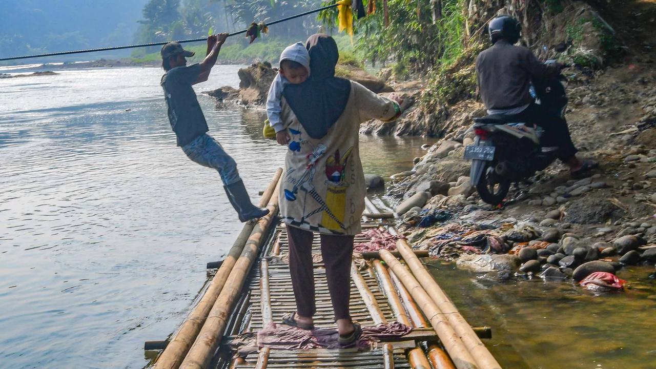 FOTO: Rakit Bambu Terakhir di Sungai Cisadane Masih Melayani Warga