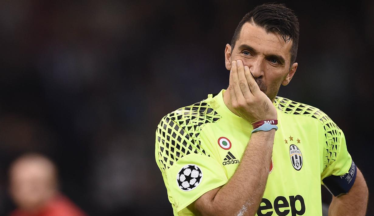 Kiper Juventus, Gianluigi Buffon, tampak sedih usai menelan kekalahan dari Real Madrid pada laga final Liga Champions di Stadion Millennium, Sabtu (3/6/2017). Juventus kalah 1-4 dari Real Madrid. (AFP/Filippo Monteforte)