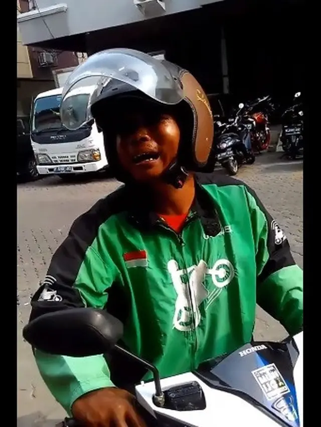 driver ojol menangis