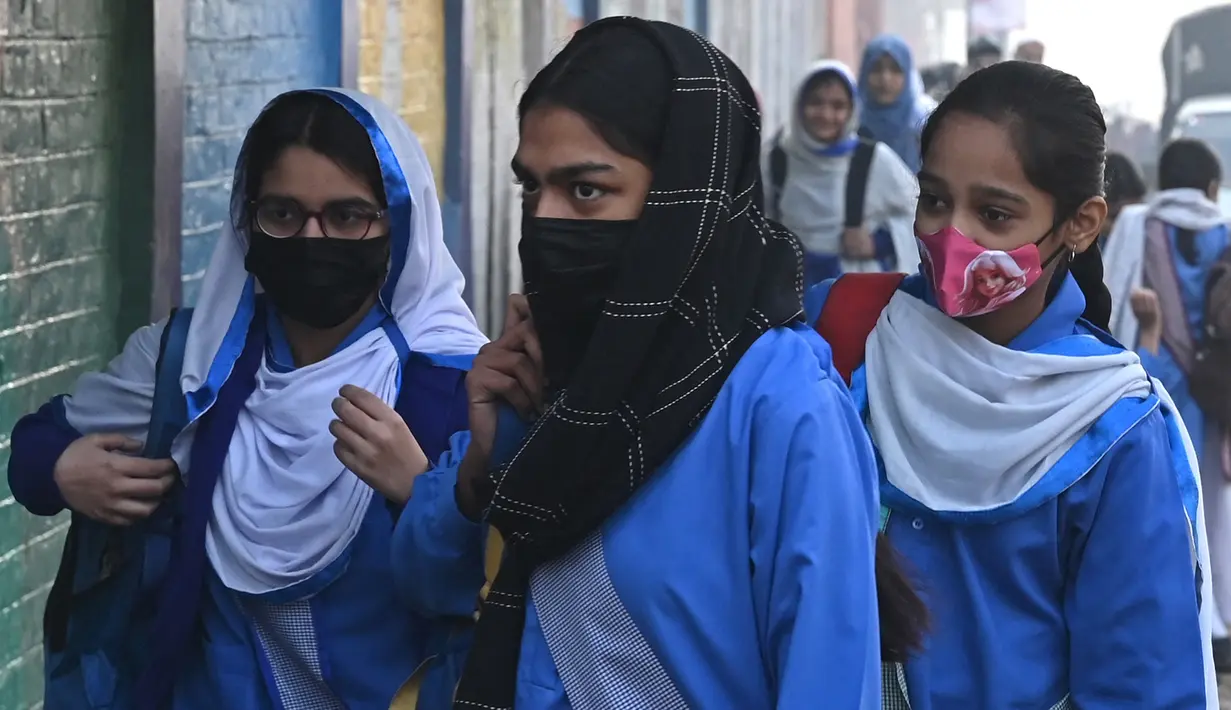 Aktivitas pembelajaran tatap muka kembali diberlakukan menyusul polusi udara yang berbahaya di kota tersebut mulai menurun. (Arif ALI/AFP)