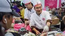 Penjual melayani pengunjung selama Food Expo di Hong Kong (19/8). Pameran makanan tahunan ini diadakan di Hong Kong Exhibition and Convention Center dan berlangsung dari 17-21 Agustus. (AFP Photo/Isaac Lawrence)
