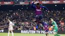Striker Barcelona, Malcom, melakukan selebrasi usai mencetak gol ke gawang Cultural Leonesa pada laga Copa del Rey di Stadion Camp Nou, Rabu (5/12). Barcelona menang 4-1 atas Cultural Leonesa. (AP/Manu Fernandez)