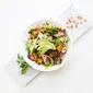 Menggunakan ikan sebagai protein tambahan untuk salad juga baik untuk kesehatan tubuhmu. (Foto: Unsplash.com/Hermes Rivera)