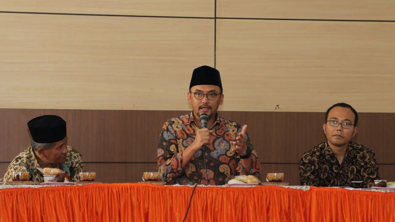 Staf Khusus Kepala Kantor Staf Presiden (KSP) Dimas Oky Nugroho (tengah). (Istimewa)