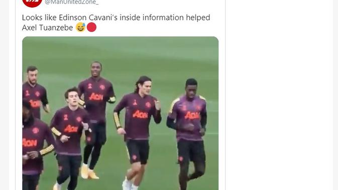 Edinson Cavani tampak serius menjelaskan sesuatu kepada rekan setimnya di MU, Axel Tuanzebe (Twitter)