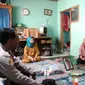Kapolres Kota Bogor Kombespol Bismo Prakoso, Senin (13/3/2023), bertakziah ke rumah keluarga Arya Saputra (16), pelajar SMK Bina Warga Bogor yang meninggal dunia usai dibacok. (Liputan6.com/ Humas Polres Bogor)