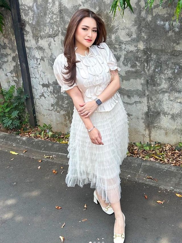 Potret Nathalie Holscher dalam balutan dress putih (Instagram/@nathalieholscher)