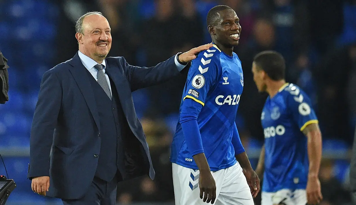 Rafael Benitez. Pelatih asal Spanyol berusia 61 tahun ini telah menangani 4 klub EPL, yaitu Liverpool, Chelsea, Newcastle United dan musim ini bersama Everton. Empat gelar berhasil diraihnya, dan yang paling bergengsi adalah gelar Liga Champions pada 2004/2005 bersama Liverpool. (AFP/Oli Scarff)