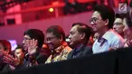 Menkominfo, Rudiantara (kedua kiri) menyampaikan salam saat menghadiri Konser Raya 23 Tahun Indosiar di Jakarta Convention Centre, Kamis (11/1). Konser Raya 23 Tahun Indosiar di meriahkan sederet artis dan penyanyi. (Liputan6.com/Helmi Fithriansyah)