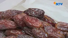 Tinggal pilih sesuai selera. Ada kurma nabi atau kurma azwa yang dipercaya berkhasiat untuk kesehatan.