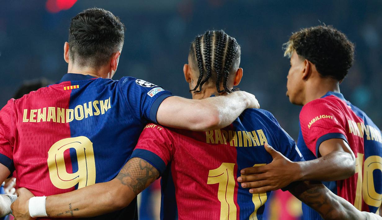 Trio lini serang Barcelona kembali menunjukkan ketajamannya. Teranyar, Raphinha, Robert Lewandowski, dan Lamine Yamal kompak menyumbang gol saat Blaugrana menaklukkan Dortmund empat gol tanpa balas di Liga Champions. (AP Photo/Joan Monfort)