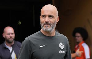 Manajer Chelsea, Enzo Maresca, berjalan memasuki lapangan jelang final Piala Dunia Antarklub&nbsp;melawan&nbsp;PSG di East Rutherford, New Jersey, Senin, 14 Juli 2025. (AP Photo/Chris Szagola)