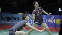 Pasangan Jepang, Sayaka Hirota/Yuki Fukushima, saat melawan wakil Jepang, Mayu Matsumoto/Wakana Nagahara, pada final Indonesia Open 2018 di Istora Senayan, Jakarta, Minggu, (8/6/2018). (Bola.com/M Iqbal Ichsan)