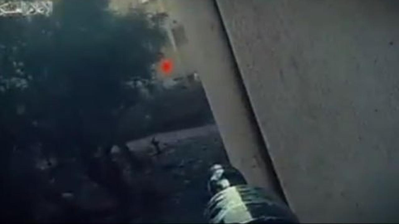 Dalam video, para pejuang Hamas terlihat mencoba menyerang tank Merkava yang masuk ke wilayah mereka.