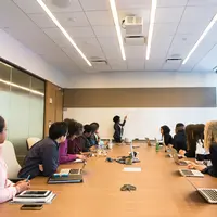 Dalam dunia kerja, leader menjadi pemimpin dalam sebuah tim yang harus menyalurkan informasi secara efektif melalui komunikasi yang baik. (Foto: Pexels.com/Christina Morillo)