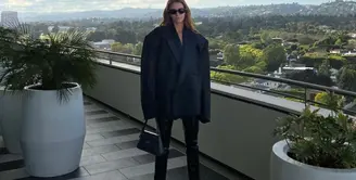 Oversized blazer berwarna hitam sangat tepat untuk di padu padankan dengan leather pants. Outfit ini sangat cocok untuk kamu gunakan saat menemami doi meeting dengan client. (instagram/kendalljenner)