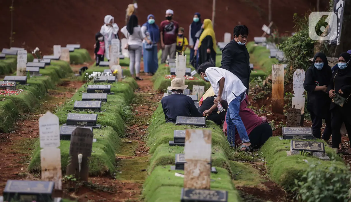 Sejumlah orang saat berziarah ke makam di Tempat Pemakaman Umum (TPU) Pondok Ranggon, Jakarta, Minggu (04/04/21). Meskipun di tengah pandemi Covid-19 warga tetap melakukan tradisi ziarah kubur. menjelang bulan Ramadan. (Liputan6.com/Faizal Fanani)