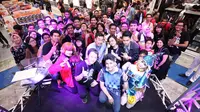 Dennis Adishwara, Kenichi Kataoka, Warizmi Thayib berfoto bersama penggemar gim mobile Yu-Gi-Oh! Duel Links di Indonesia Comic Con 2019