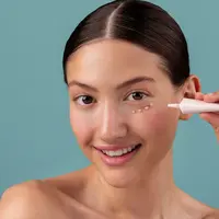 Concealer tidak hanya berfungsi untuk menutupi noda pada wajah, tetapi juga dapat membantu menyamarkan mata panda. (Foto/dok: Freepik/pikisuperstar)