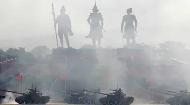 Sejumlah tank melakukan parade untuk memperingati Hari Angkatan Bersenjata di ibukota Myanmar , Naypyitaw 27 Maret 2016. (REUTERS / Soe Zeya Tun)