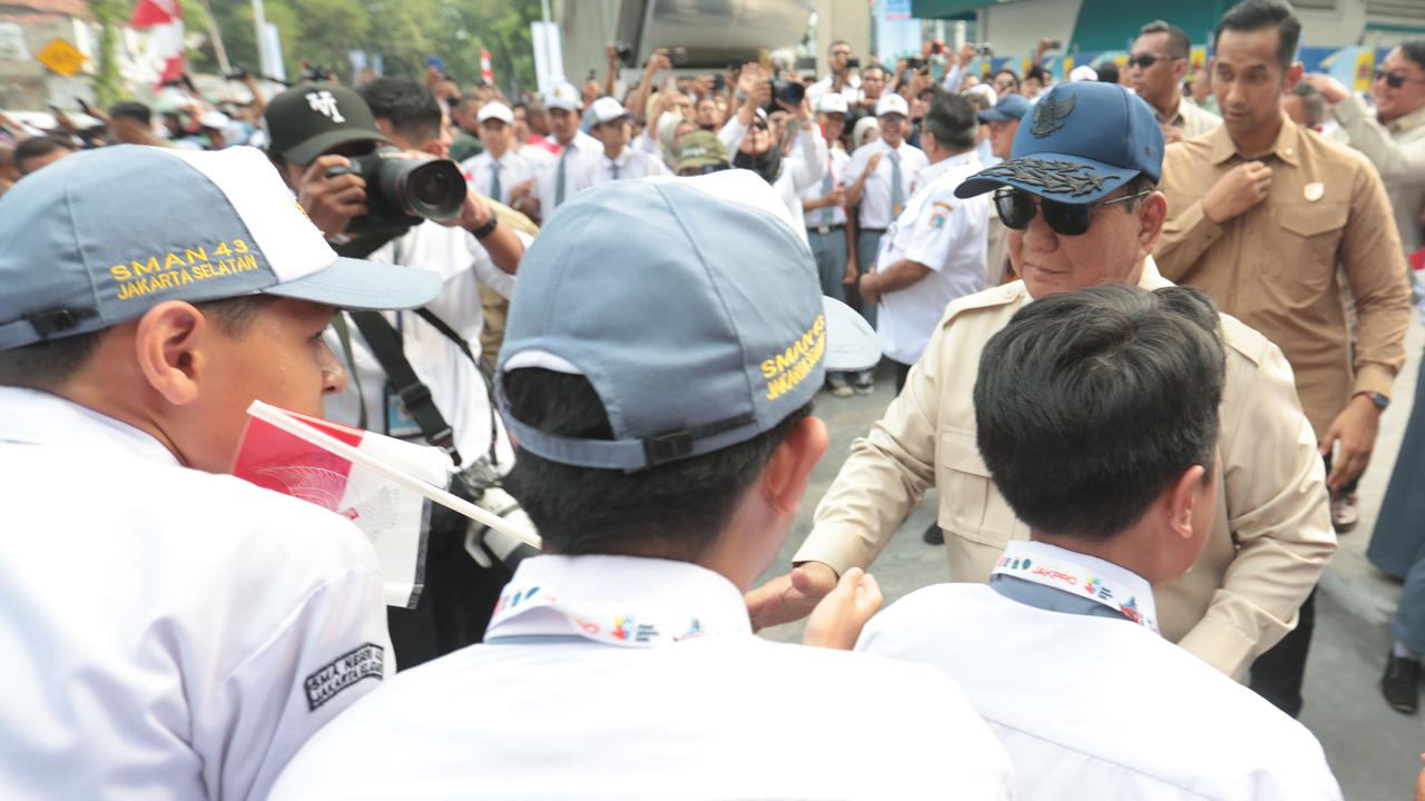 Prabowo Sapa Warga dan Pelajar di LRT Manggarai