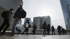 Penumpang kereta mengenakan masker berjalan selama jam sibuk di Stasiun Shinagawa di Tokyo, Senin (22/3/2021). Perdana Menteri Jepang Yoshihide Suga pada Senin mencabut keadaan darurat virus corona di Tokyo dan tiga prefektur lainnya yang tersisa. (AP Photo/Eugene Hoshiko)