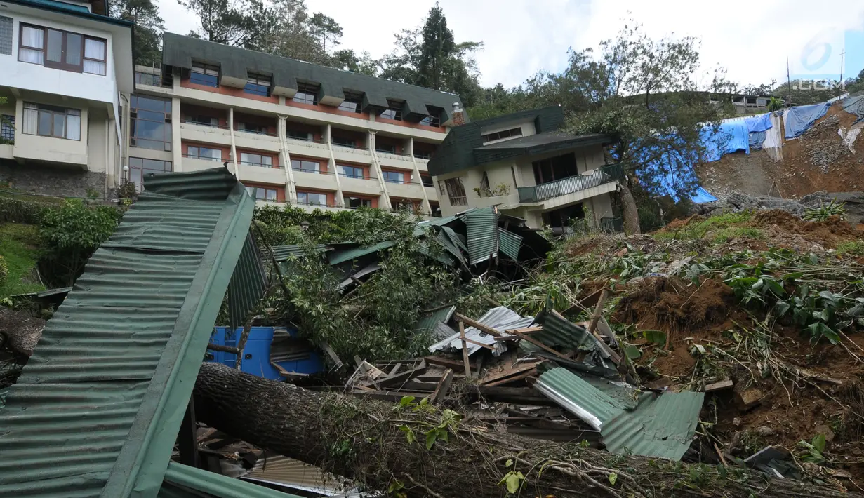 Kondisi rumah peristirahatan yang roboh akibat longsor di kawasan Ciloto, Cianjur, Jawa Barat, Sabtu (31/3). Longsor yang terjadi pada Rabu (28/3) lalu diduga adanya pergerakan tanah sehingga menyebabkan longsor. (Liputan6.com/Helmi Fithriansyah)