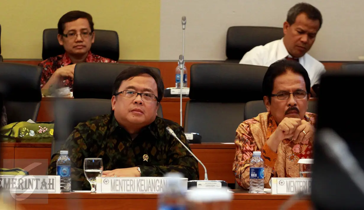 (Ki-ka) Menkeu Bambang Brodjonegoro dan Menteri PPN Sofyan Jalil saat Rapat Kerja di Senayan, Jakarta, Kamis (15/10/2015). Pemerintah mengurangi alokasi belanja daerah untuk kedua kalinya pada RAPBN 2016 sebesar 0,51 persen. (Liputan6.com/JohanTallo)
