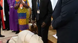 Paus Fransiskus berlutut dan mencium kaki Presiden Sudan Selatan, Salva Kiir Mayardit dalam pertemuan di Vatikan, Kamis (11/4). Dalam pertemuan itu, Paus Fransiskus mencium kaki baik pejabat pemerintah maupun oposisi guna mencegah para pemimpin itu kembal