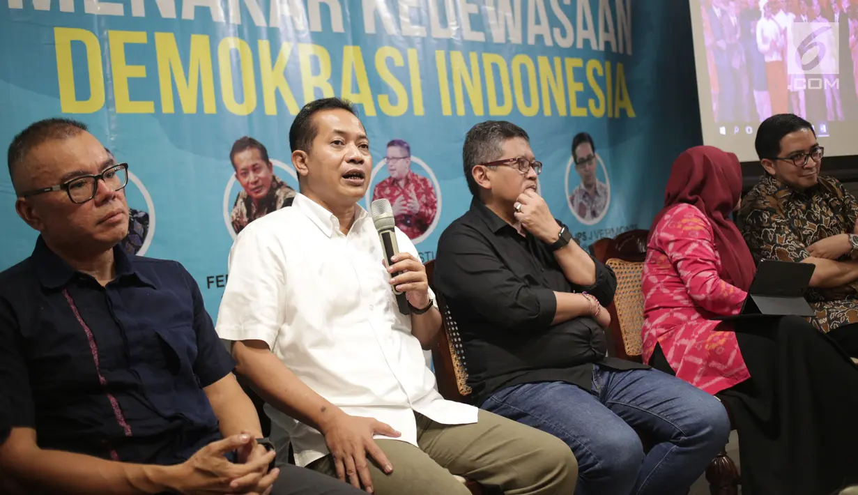 Wakil Ketua Umum Partai Gerindra, Ferry Jualiantono (keduakiri) bersama Sekjen PDIP,Hasto Kristiyanto (ketigakiri) saat berbicara pada gelaran diskusi di Jakarta, Selasa (30/4/2019). Diskusi membahas Menakar Kedewasaan Demokrasi Indonesia. (Liputan6.com/HelmiFithriansyah)
