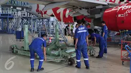 Teknisi tengah melakukan perbaikan pesawat di Hanggar 4 GMF, Tangerang, Jumat (6/11/2015). Untuk mendukung operasional hanggar tersebut dibutuhkan setidaknya ratusan teknisi hingga akhir tahun.(Liputan6.com/Angga Yuniar)
