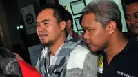 Artis dangdut Saipul Jamil dikawal ketat usai menjalani tes urine di Gedung Laboratorium Badan Narkotika Nasional (BNN), Jakarta, Jumat (19/2).(Liputan6.com/Yoppy Renato)