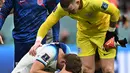 Penyerang Inggris #09 Harry Kane dihibur oleh kiper Jordan Pickford bereaksi pada akhir laga perempat final Piala Dunia 2022 kontra Prancis  di Al Bayt Stadium, Al Khor, Minggu (11/12/2022) dini hari WIB. Kandasnya The Three Lions di turnamen akbar empat tahunan tersebut juga diwarnai kegagalan penalti Harry Kane. (Paul ELLIS / AFP)