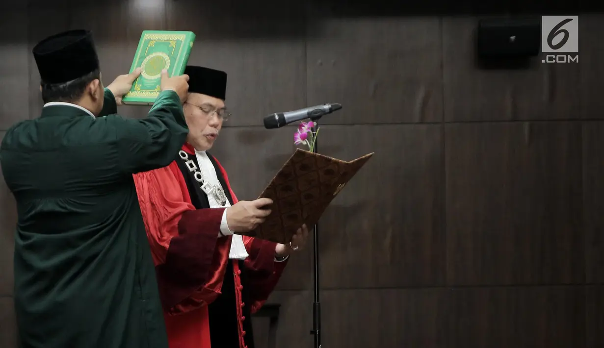 Hakim Konstitusi Aswanto mengucapkan sumpah saat dilantik sebagai Wakil Ketua Mahkamah Konstitusi (MK) di Gedung Mahkamah Konstitusi, Jakarta, Selasa (26/3). Aswanto terpilih sebagai Wakil Ketua Mahkamah Konstitusi periode 2019-2021 lewat mekanisme pemungutan suara. (merdeka.com/ Iqbal S. Nugroho)