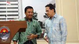 Menpora, Imam Nahrawi (kiri) berbincang dengan Kepala Badan Ekonomi Kreatif (Barekraf) Triawan Munaf jelang memberikan keterangan terkait revisi logo dan maskot Asian Games 2018 di Kemenpora, Jakarta, Rabu (6/1/2016). (Liputan6.com/Helmi Fithriansyah)