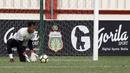 Kiper Bhayangkara FC, Awan Setho, menangkap bola saat latihan di Stadion PTIK, Jakarta, Minggu (2/12). Latihan ini persiapan jelang laga Liga 1 melawan PSM Makassar. (Bola.com/Yoppy Renato)