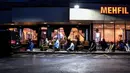 Pria Muslim melaksanakan salat di trotoar di luar restoran selama bulan suci Ramadhan di Lauderhill, Florida, Jumat (30/4/2021). Selama puasa Ramadhan, umat Islam tidak makan, minum, atau aktivitas seksual dari fajar hingga matahari terbenam. (CHANDAN KHANNA/AFP)
