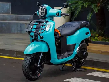Yamaha Fazzio berkelir cyan atau tosca ini mengusung konsep sporty-classic. Konsep tersebut tercermin dari seluruh stiker dan emblem yang dilepas untuk memberikan kesan clean look. Tak hanya itu, aksen-aksen hitam di sekitar lampu, rak depan tambahan, behel belakang, hingga velg monoblock yang menambah aura sporty. (Source: Instagram/@fazzioholic)